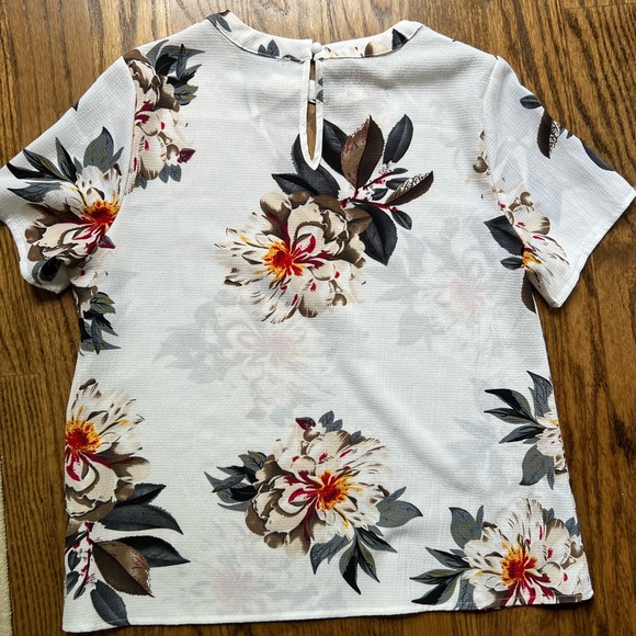 White floral top - V neck cutout - Picture 2 of 2
